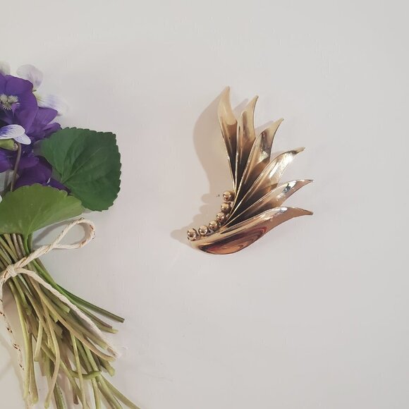 VINTAGE Winged Brooch - Gold Tone, Large Jewelry Statement Piece, Mid - Century - Picture 8 of 13